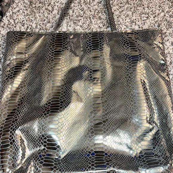 Large metallic tote - Picture 3 of 8